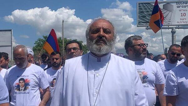 Участники протестного шествия во главе с архиепископом Галстаняном дошли до Еревана - Sputnik Армения