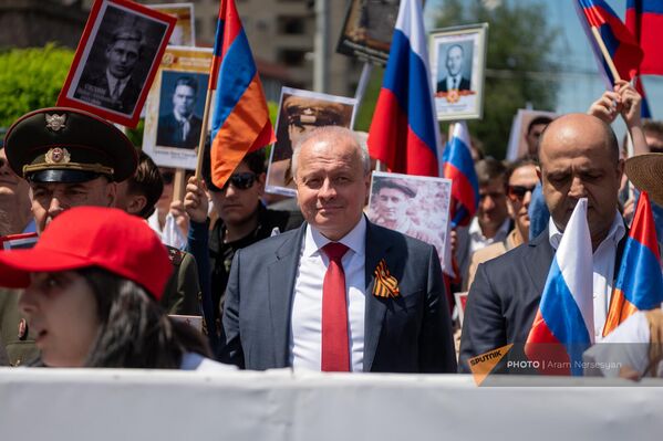 ՌԴ դեսպան Սերգեյ Կոպիրկինը «Անմահ գունդ» երթի մասնակիցների հետ - Sputnik Արմենիա