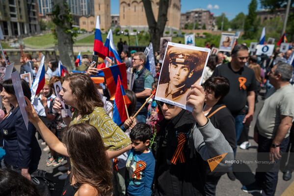 Участники шествия &quot;Бессмертный полк&quot; несут фотографии героев войны (9 мая 2024). Еревaн - Sputnik Армения