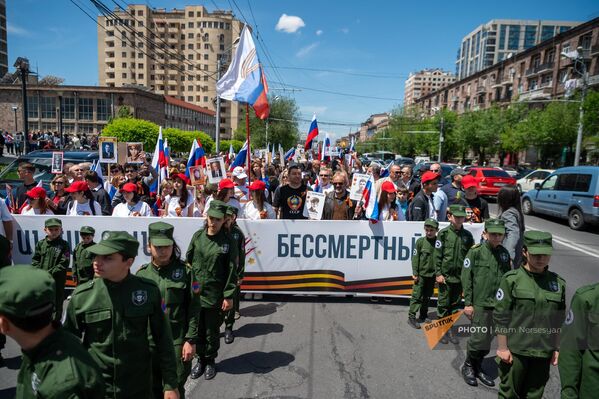 Участники шествия Бессмертный полк (9 мая 2024). Еревaн - Sputnik Армения