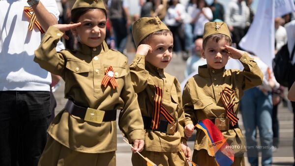 Маленькие участники шествия Бессмертный полк (9 мая 2024). Еревaн - Sputnik Армения