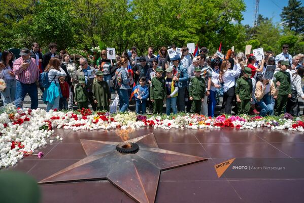 Участники шествия Бессмертный полк возлагают цветы в Вечному огню (9 мая 2024). Еревaн - Sputnik Армения