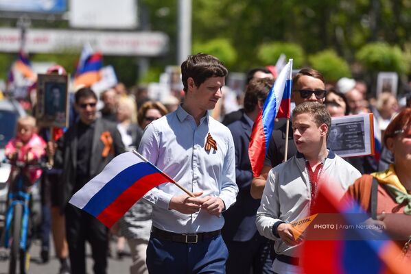 Молодежь принимает активное участие в акции &quot;Бессмертный полк&quot; (9 мая 2024). Еревaн - Sputnik Армения