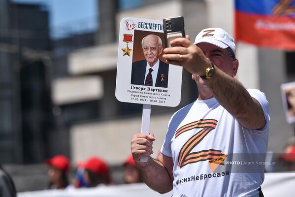 Один из участников нес фотографию легендарного разведчика Геворка Вартаняна (9 мая 2024). Еревaн - Sputnik Армения
