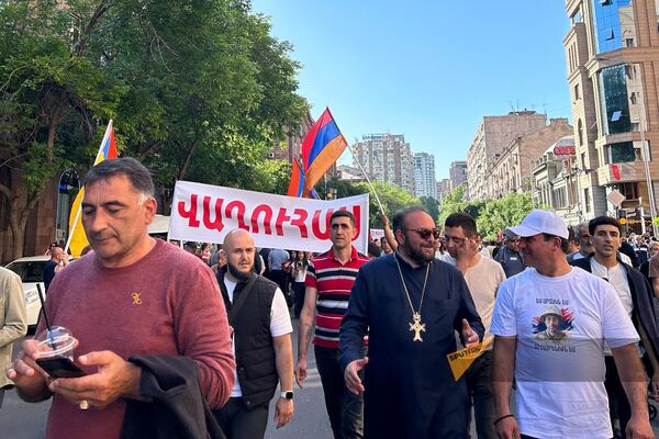 Жители Ширака присоединились к шествию Тавуш во имя Родины во главе с епископом Багратом Галстаняном (9 мая 2024). Еревaн - Sputnik Армения