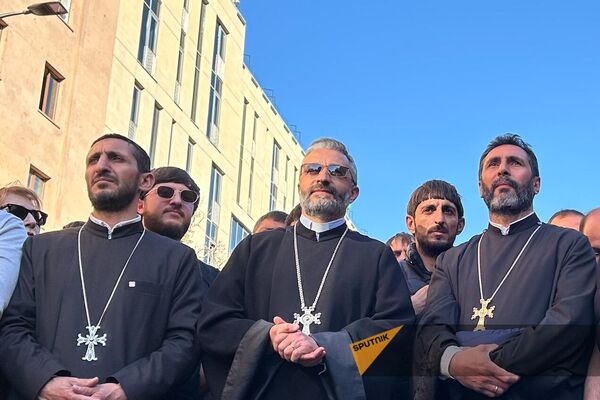 Священники Эчмиадзина присоединились к шествию Тавуш во имя Родины во главе с епископом Багратом Галстаняном (9 мая 2024). Еревaн - Sputnik Армения