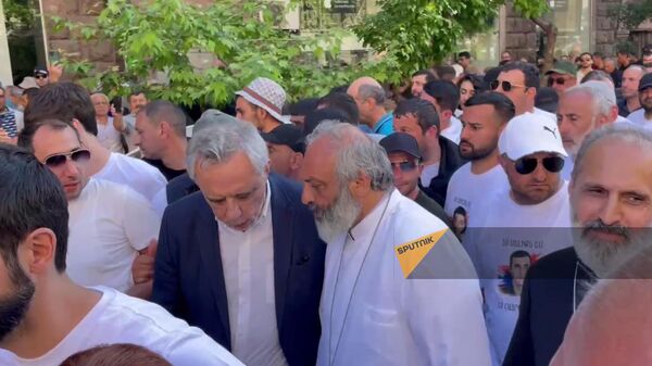 Епископ Баграт Галстанян и Вардан Осканян на шествии Тавуш во имя Родины (9 мая 2024). Еревaн - Sputnik Армения