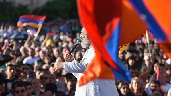 Епископ Баграт Галстанян выступает на митинге Тавуш во имя Родины на площади Республики (9 мая 2024). Еревaн - Sputnik Армения
