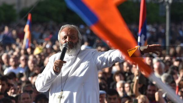 Епископ Баграт Галстанян выступает на митинге Тавуш во имя Родины на площади Республики (9 мая 2024). Еревaн - Sputnik Արմենիա