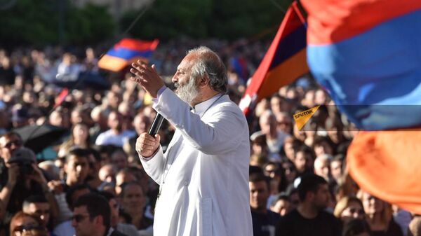 Епископ Баграт Галстанян выступает на митинге Тавуш во имя Родины на площади Республики (9 мая 2024). Еревaн - Sputnik Армения
