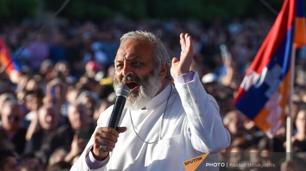 Епископ Баграт Галстанян выступает на митинге Тавуш во имя Родины на площади Республики (9 мая 2024). Еревaн - Sputnik Արմենիա