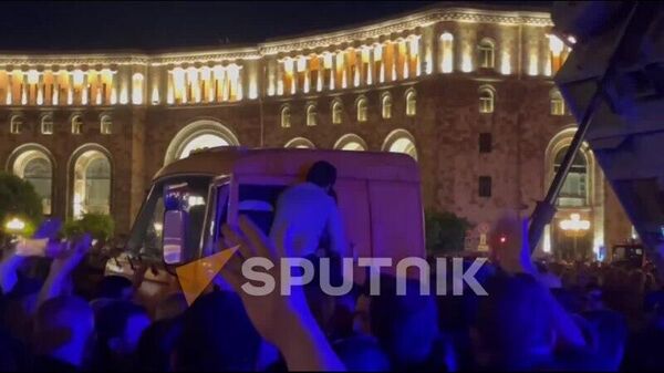 Грузовой автомобиль въехал на площадь Республики в Ереване во время митинга - Sputnik Армения