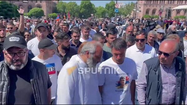 С площади Республики началось шествие к ЕГУ во главе с архиепископом Багратом Галстаняном  - Sputnik Армения