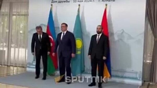 Мирзоян и Байрамов прибыли на переговоры в Дом дружбы в Алматы - Sputnik Армения