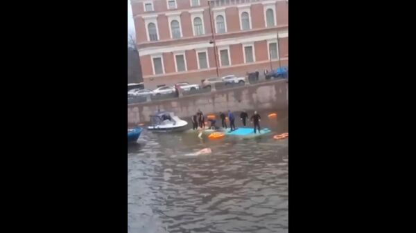 В Питере пассажирский автобус столкнулся с двумя автомобилями и улетел в воду - Sputnik Արմենիա