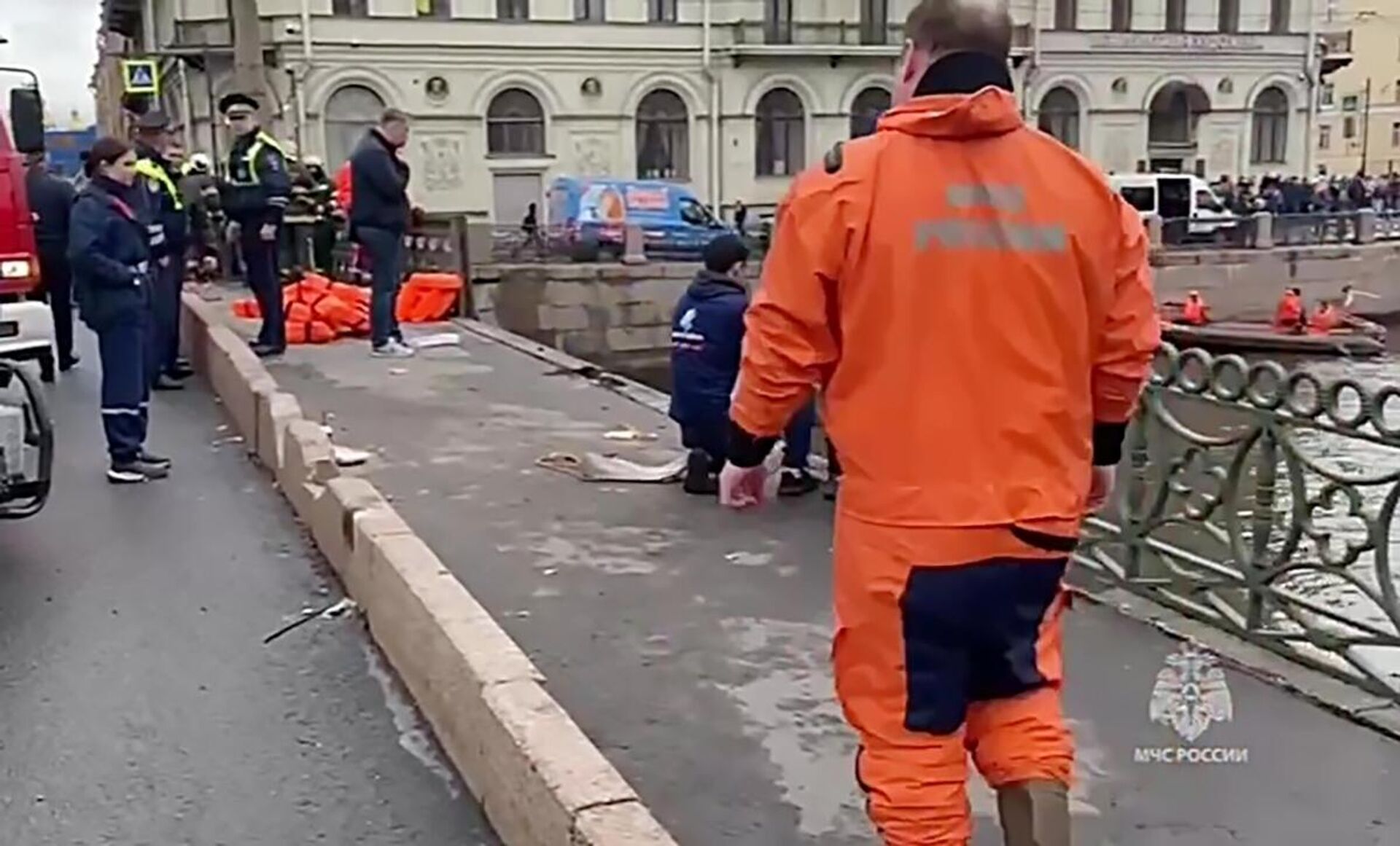 Сотрудники спасательной службы МЧС РФ работают на месте падения пассажирского автобуса с Поцелуева моста в реку Мойку (10 мая 2024). Санкт-Петербург - Sputnik Արմենիա, 1920, 10.05.2024
