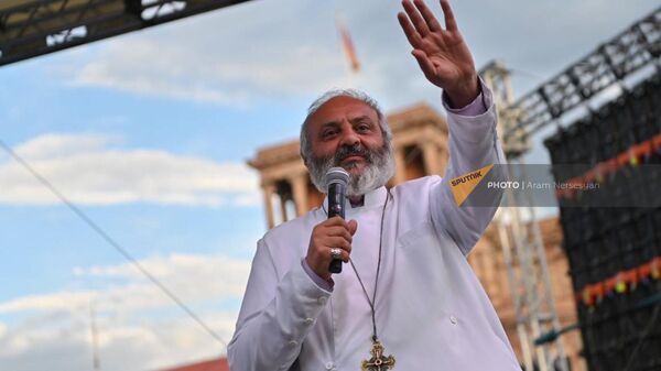 Епископ Баграт Галстанян на митинге на площади Республики (10 мая 2024). Еревaн - Sputnik Արմենիա