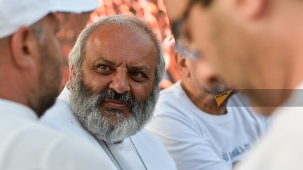 Епископ Баграт Галстанян на митинге на площади Республики (10 мая 2024). Еревaн - Sputnik Армения