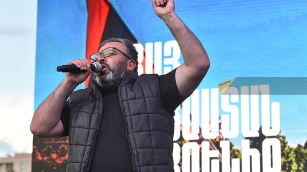 Депутат фракции НС Армения Гарник Даниелян выступает на митинге на площади Республики (10 мая 2024). Еревaн - Sputnik Արմենիա