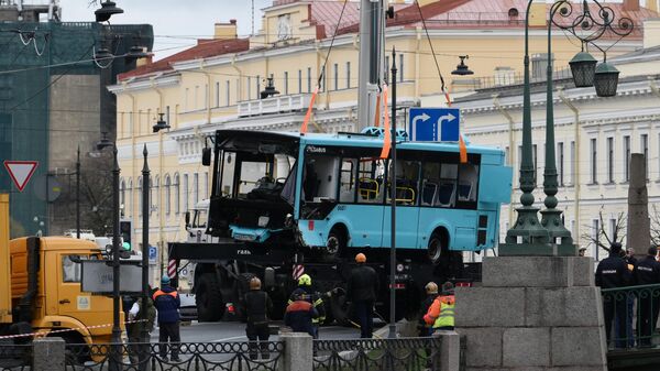 Падение автобуса в реку в Петербурге: число погибших достигло 7