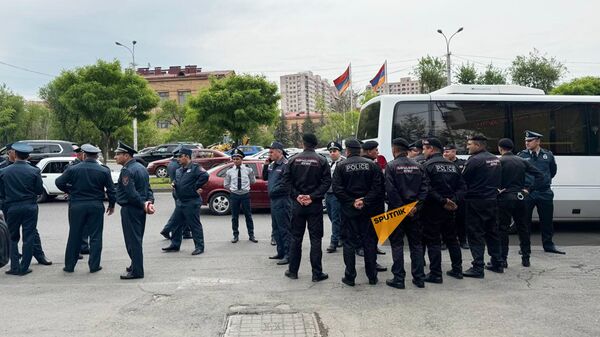 Полицейские на проспекте Азатуцян (11 мая 2024). Еревaн - Sputnik Армения