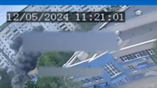 Кадры, предположительно, с моментом попадания снаряда в жилой дом в Белгороде - Sputnik Армения
