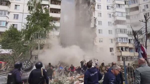 Момент падения крыши разрушенного дома в Белгороде, внизу находились десятки людей - Sputnik Армения