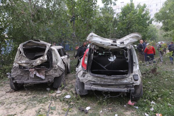 Поврежденные автомобили у места обрушения подъезда в жилом доме в Белгороде в результате обстрела ВСУ - Sputnik Армения