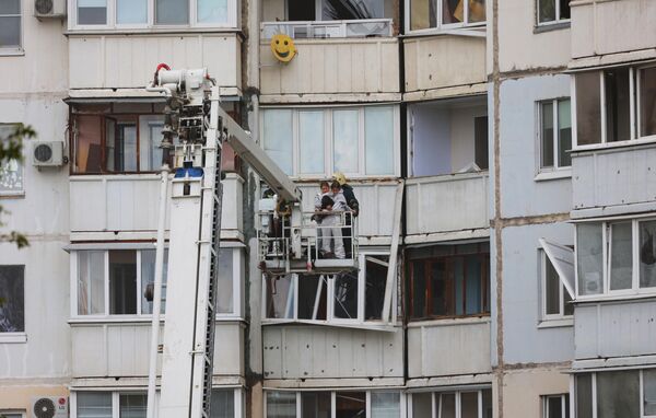 Эвакуация жителей из квартир жилого дома в Белгорода, у которого обрушился подъезд в результате обстрела ВСУ - Sputnik Армения