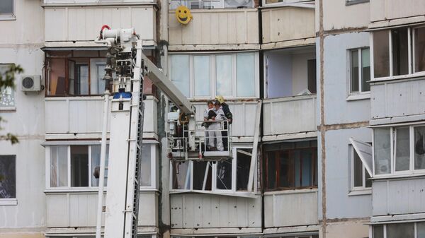 Эвакуация жителей из квартир жилого дома в Белгорода, у которого обрушился подъезд в результате обстрела ВСУ - Sputnik Армения