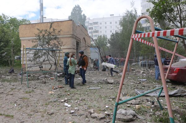 На месте обрушения подъезда в жилом доме в Белгороде в результате обстрела ВСУ - Sputnik Армения