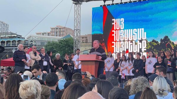 Бывший генеральный секретарь иностранных дел, Чрезвычайный и Полномочный Посол Ваагн Меликян на митинге Тавуш во имя Родины на площади Республики (12 мая 2024). Еревaн - Sputnik Армения