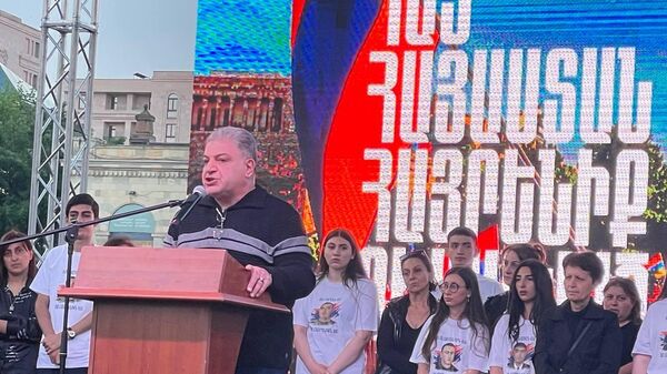 Бывший генеральный секретарь иностранных дел, Чрезвычайный и Полномочный Посол Ваагн Меликян на митинге Тавуш во имя Родины на площади Республики (12 мая 2024). Еревaн - Sputnik Армения