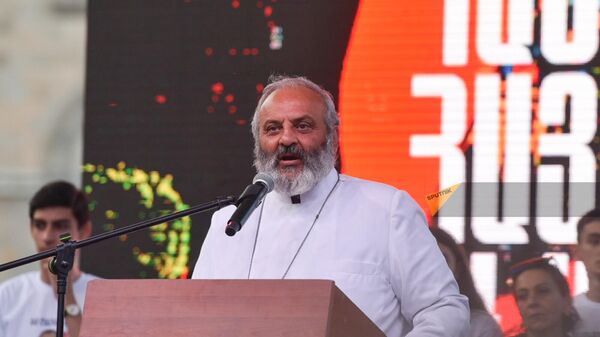 Епископ Баграт Галстанян выступает на митинге Тавуш во имя Родины на площади Республики (12 мая 2024). Еревaн - Sputnik Армения