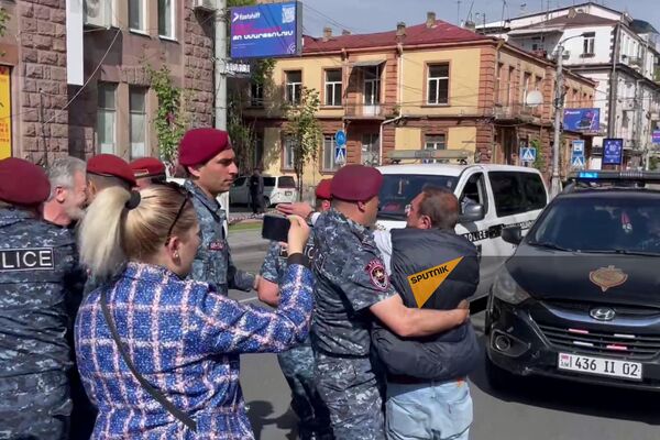 Задержания участников акций неповиновения на улице Туманяна (13 мая 2024). Еревaн - Sputnik Армения