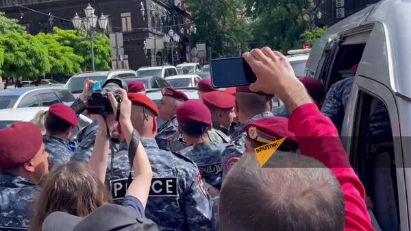 Задержания участников акций неповиновения на площади Республики (13 мая 2024). Еревaн - Sputnik Արմենիա