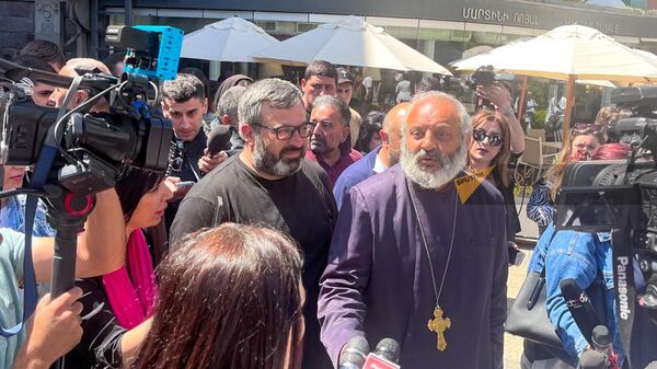 Епископ Баграт Галстанян среди участников акций неповиновения на улице Абовяна (13 мая 2024). Еревaн - Sputnik Армения