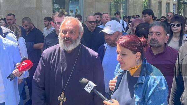 Епископ Баграт Галстанян возглавляет шествие неповиновения на улице Абовяна (13 мая 2024). Еревaн - Sputnik Армения