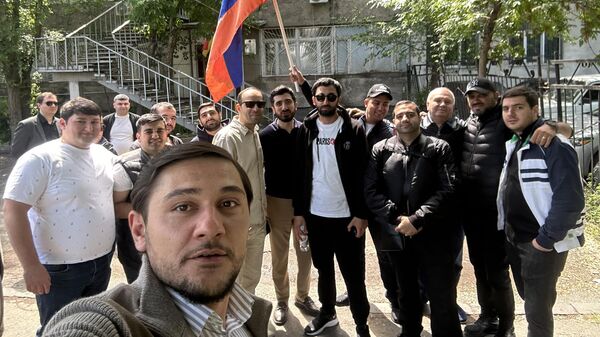 Адвокат Вараздат Арутюнян с задержанными и отпущенными на свободу участниками акций неповиновения (13 мая 2024). Еревaн - Sputnik Армения