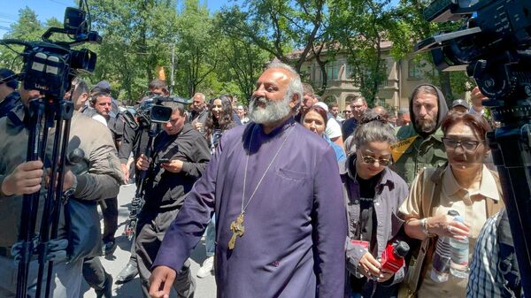 Епископ Баграт Галстанян возглавляет шествие неповиновения на улице Абовяна (13 мая 2024). Еревaн - Sputnik Армения