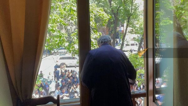 Епископ Баграт Галстанян выглядывает из окна Дома писателей (13 мая 2024). Еревaн - Sputnik Армения