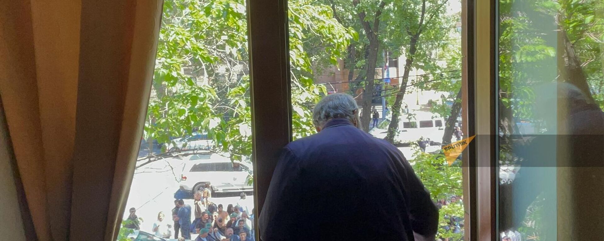 Епископ Баграт Галстанян выглядывает из окна Дома писателей (13 мая 2024). Еревaн - Sputnik Армения, 1920, 19.05.2024