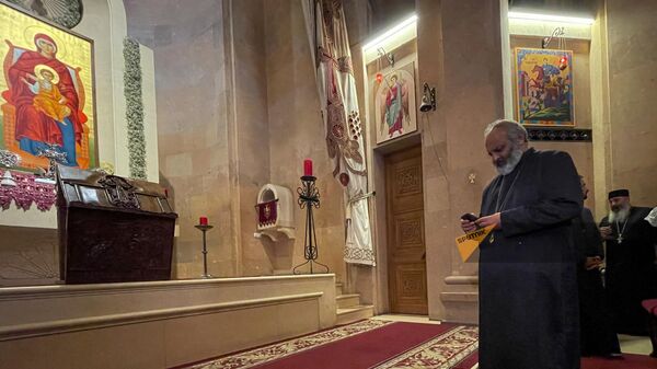 Епископ Баграт Галстанян в церкви Св. Анны  (13 мая 2024). Еревaн - Sputnik Армения