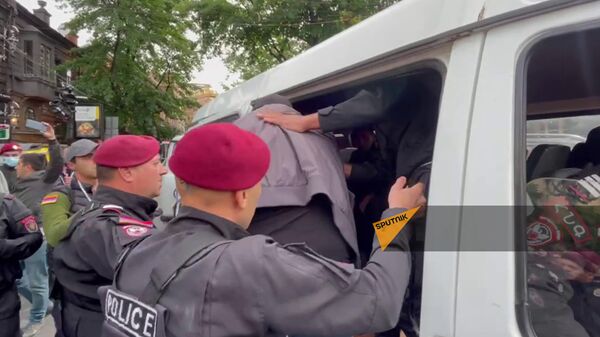 Полиция проводит задержания участников акции неповиновения на улице Абовяна (14 мая 2024). Еревaн - Sputnik Армения