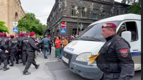 Երևանում ոստիկանական մեքենան հարվածել է ակցիա լուսաբանող լրագրողին. կադրեր
