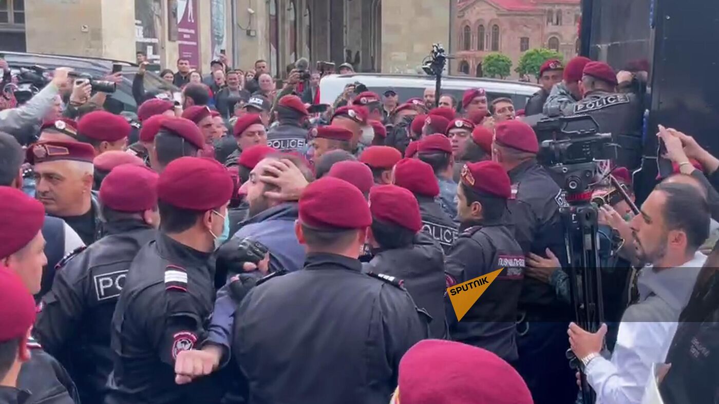 Ни один полицейский не уволен по фактам насилия в отношении митингующих в  Армении: депутат - 29.05.2024, Sputnik Армения