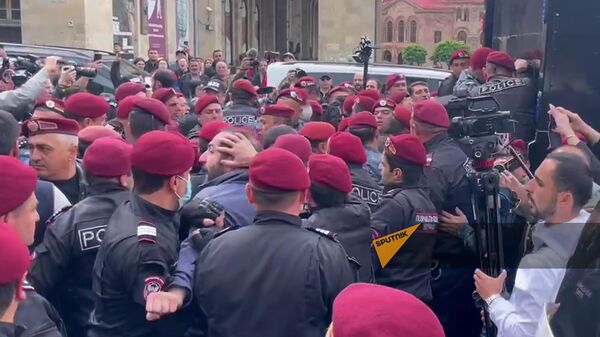 Задержания участников акций неповиновения на площади Республики (14 мая 2024). Еревaн - Sputnik Армения