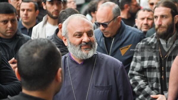 Епископ Баграт Галстанян со сторонниками у Педагогического института (14 мая 2024). Еревaн - Sputnik Армения