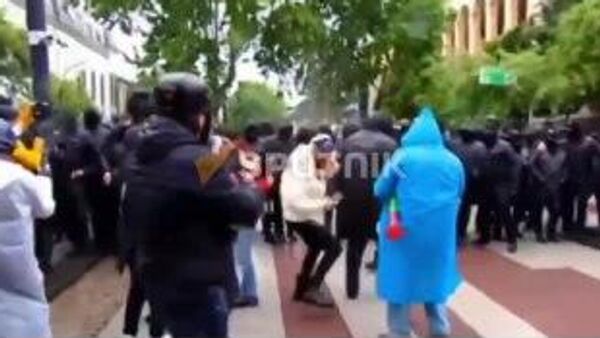 Полиция задерживает протестующих против закона об иноагентах и использует перцовый спрей - Sputnik Армения