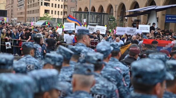 Участники акции неповиновения с плакатами и флагами на Северном проспекте (15 мая 2024). Еревaн - Sputnik Армения